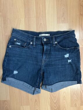 Levi’s mid length shorts size 28 Levis